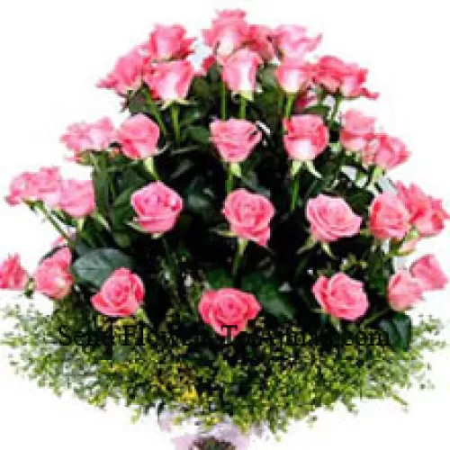 Cesta com 30 rosas pink com complementos sazonais