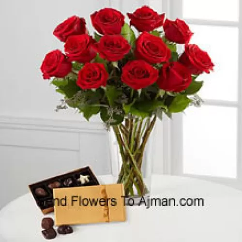 12 Rose Rosse con alcune felci in un vaso e una scatola di cioccolatini Godiva (Ci riserviamo il diritto di sostituire i cioccolatini Godiva con cioccolatini di uguale valore in caso di non disponibilità degli stessi. Stock limitato)